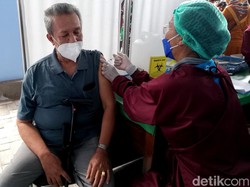 Vaksinasi COVID-19 Lansia Lambat, Inikah Penyebabnya?