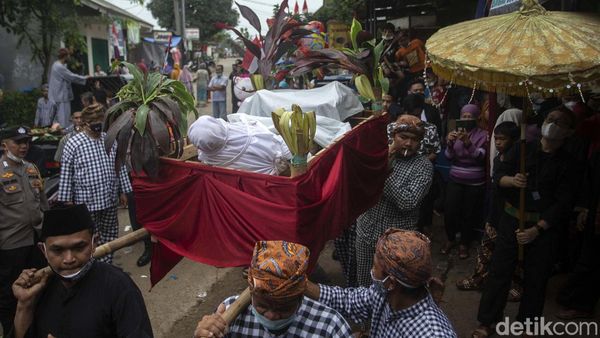 Sedekah Bumi Arak Kerbau Bule di Bekasi