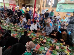 Sedekah Bumi Ngarak Kebo Bule di Bekasi Sewindu Sekali, Warga: Seru!
