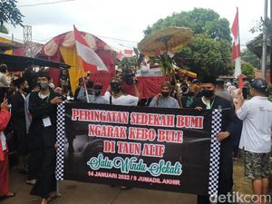 Planet Bekasi! di Kranggan Ada Ritual Sedekah Bumi Ngarak Kebo Bule Planet Bekasi! di Kranggan Ada Ritual Sedekah Bumi Ngarak Kebo Bule