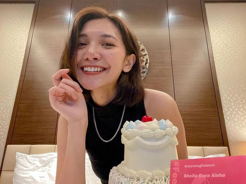 Pose Cantik Sheila Dara Saat Ngopi dan Makan Dessert Favorit Pose Cantik Sheila Dara Saat Ngopi dan Makan Dessert Favorit