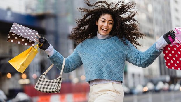 Shopping bisa dilakukan untuk memberi hadiah kepada diri sendiri bagi pemiliki love language receiving gift