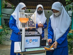 Kreatif, 3 Siswi SMP Ini Bikin Alat Ubah Air Hujan-Cahaya Matahari Jadi Listrik