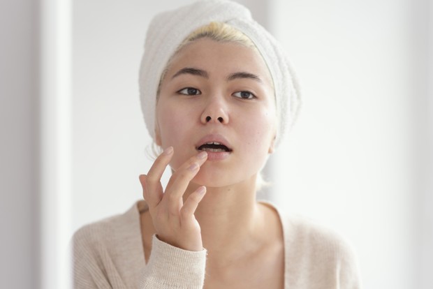 Skincare routine dengan melembapkan bibir