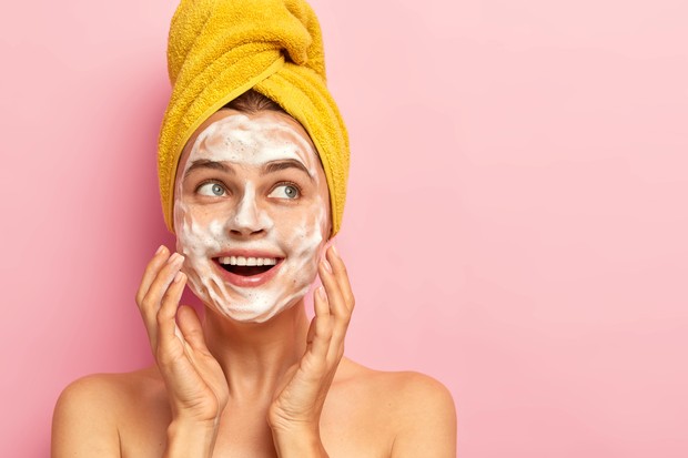 Skincare routine dengan membersihkan wajah