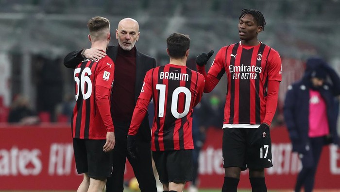 MILAN, ITALY - JANUARY 13: Stefano Pioli, Head Coach of AC Milan, celebrates with his players at the end of the Coppa Italia match between AC Milan and Genoa CFC at Stadio Giuseppe Meazza on January 13, 2022 in Milan, Italy. (Photo by Marco Luzzani/Getty Images)