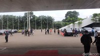 Karyawan DPR Berhamburan Keluar Gedung Saat Gempa M 6,7