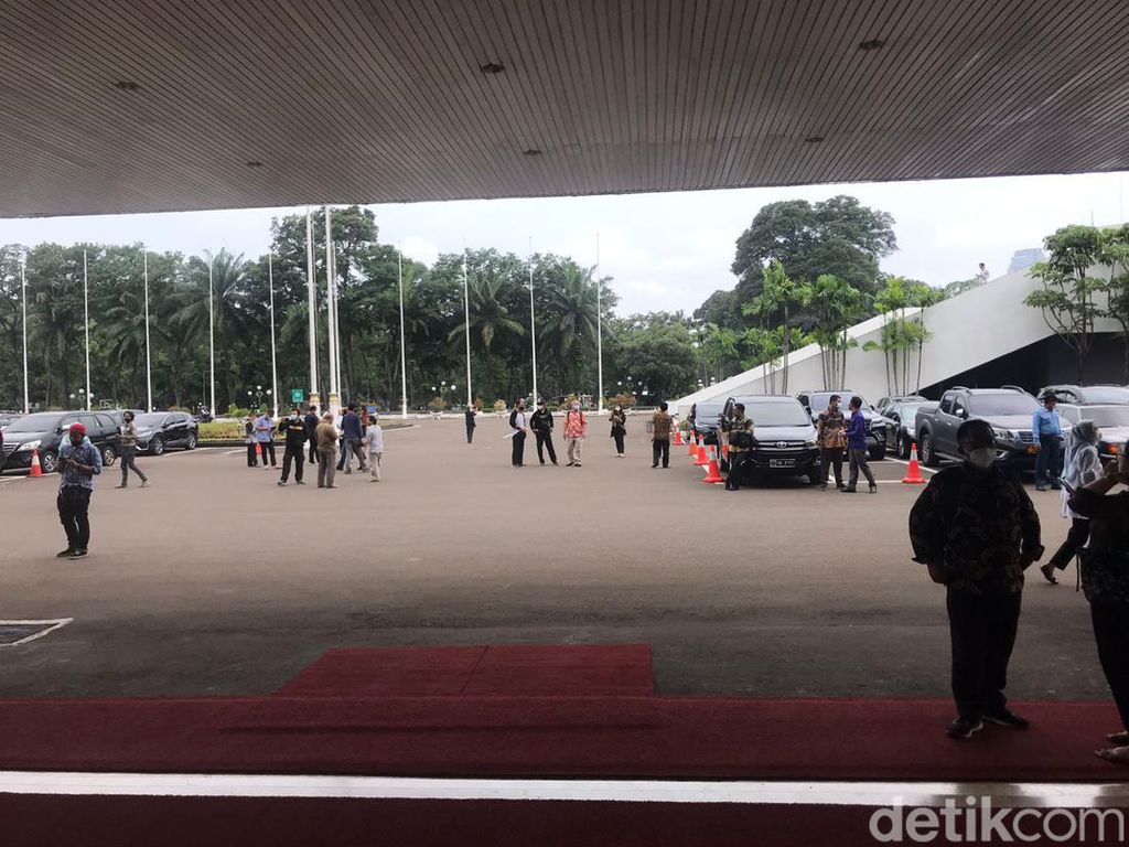 Suasana Penghuni DPR Berlarian Saat Gempa Kuat Terasa di Jakarta! Suasana Penghuni DPR Berlarian Saat Gempa Kuat Terasa di Jakarta!