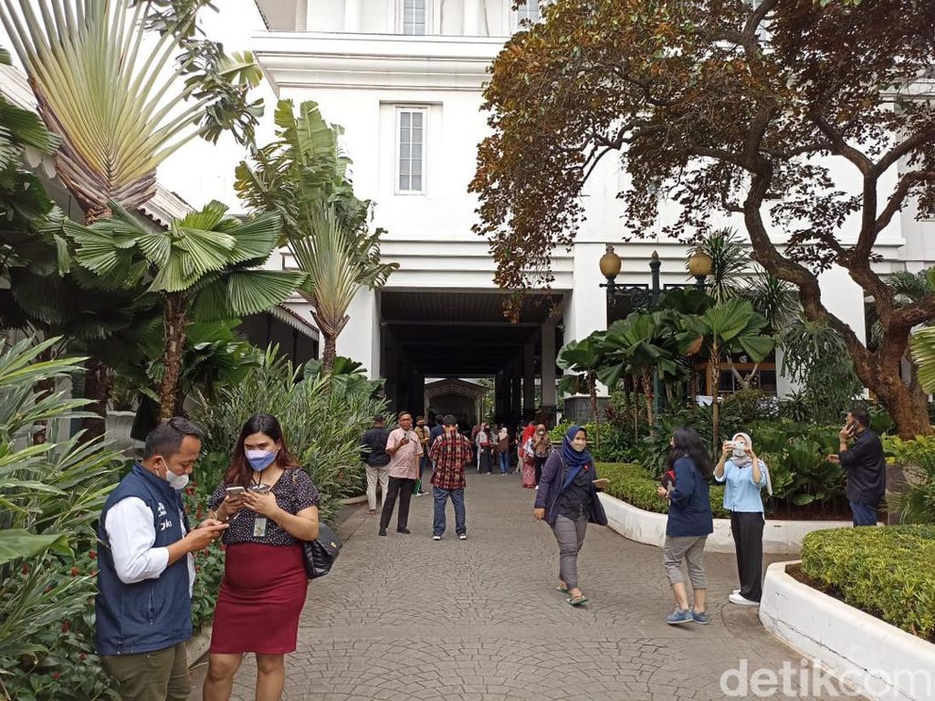 Diguncang Gempa, PNS Balai Kota Jakarta Diperbolehkan Pulang Diguncang Gempa, PNS Balai Kota Jakarta Diperbolehkan Pulang
