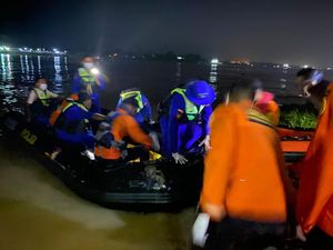 Teknisi Mesin Kapal yang Tenggelam di Sungai Jambi Ditemukan Tewas Teknisi Mesin Kapal yang Tenggelam di Sungai Jambi Ditemukan Tewas