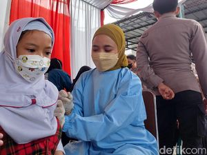 Cerita Suka Duka Vaksinator Hadapi Anak-anak hingga Masuk Pelosok KBB