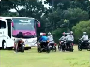 Viral Ninja 250 Remuk Dilindas Bus untuk Adegan Sinetron Viral Ninja 250 Remuk Dilindas Bus untuk Adegan Sinetron