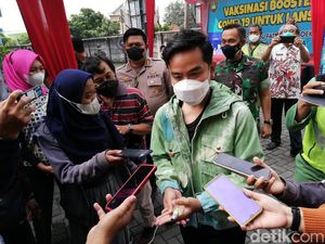 Gibran Sebut Stok Vaksin Booster untuk Lansia di Solo Masih Minim Gibran Sebut Stok Vaksin Booster untuk Lansia di Solo Masih Minim