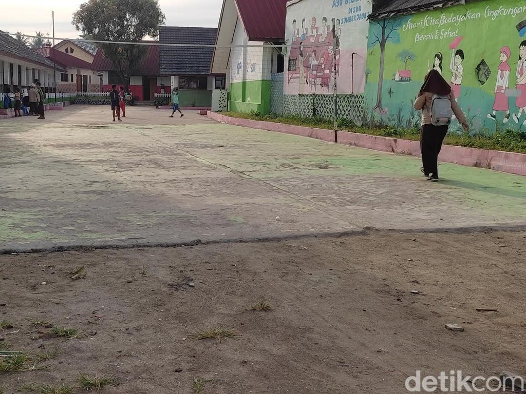 Siswa Pandeglang Tetap Sekolah Usai Gempa Banten Siswa Pandeglang Tetap Sekolah Usai Gempa Banten