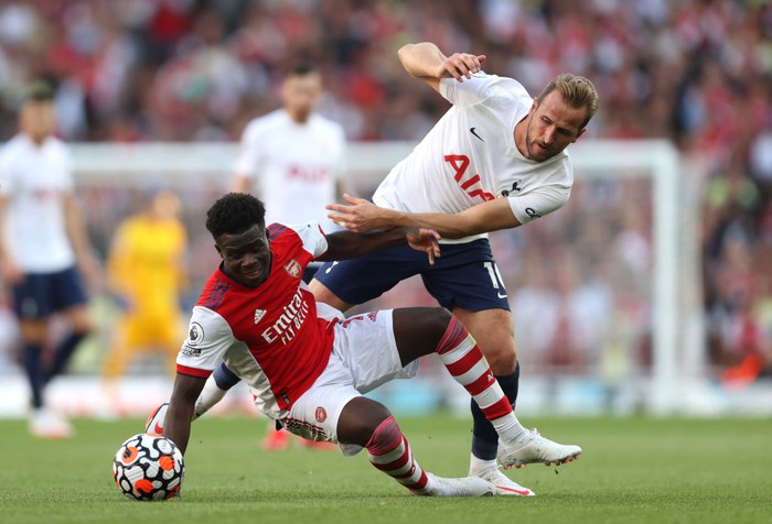 LONDON, ENGLAND - SEPTEMBER 26: Bukayo Saka of Arsenal is challenged by Harry Kane of Tottenham Hotspur during the Premier League match between Arsenal and Tottenham Hotspur at Emirates Stadium on September 26, 2021 in London, England. (Photo by Julian Finney/Getty Images)