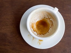 Tips Mudah Hilangkan Noda Kopi dan Teh Pada Cangkir Keramik