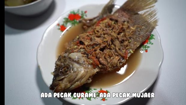 Diajak Makan Nex Carlos, Erick Thohir Lahap Habiskan Pecak Gurame! Diajak Makan Nex Carlos, Erick Thohir Lahap Habiskan Pecak Gurame!