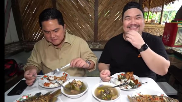 Diajak Makan Nex Carlos, Erick Thohir Lahap Habiskan Pecak Gurame! Diajak Makan Nex Carlos, Erick Thohir Lahap Habiskan Pecak Gurame!