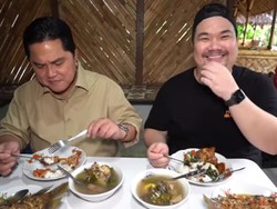 Diajak Makan Nex Carlos, Erick Thohir Lahap Habiskan Pecak Gurame!