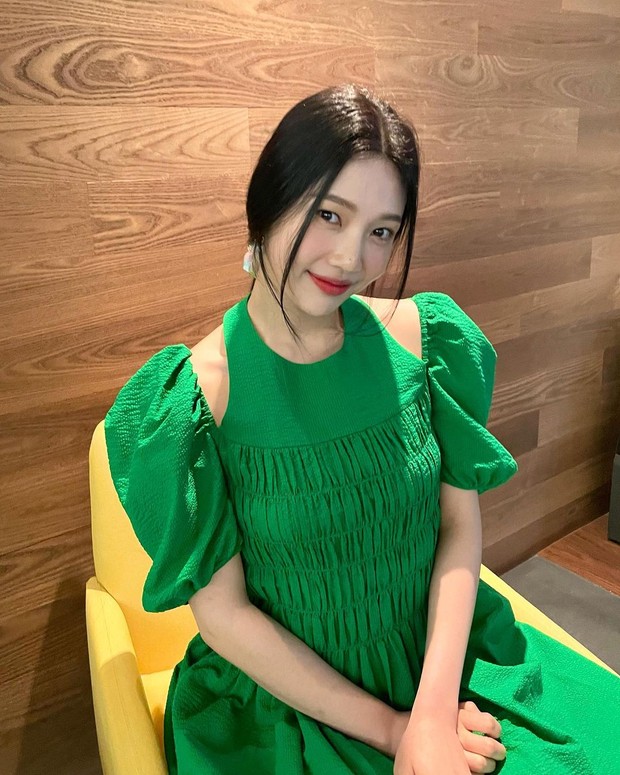 Joy Red Velvet dengan outfit hijau