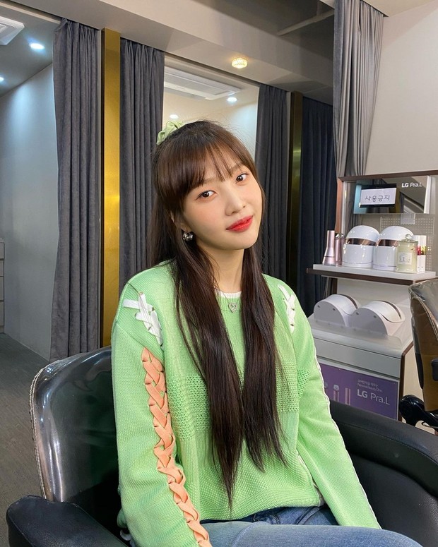 Joy Red Velvet dengan outfit hijau