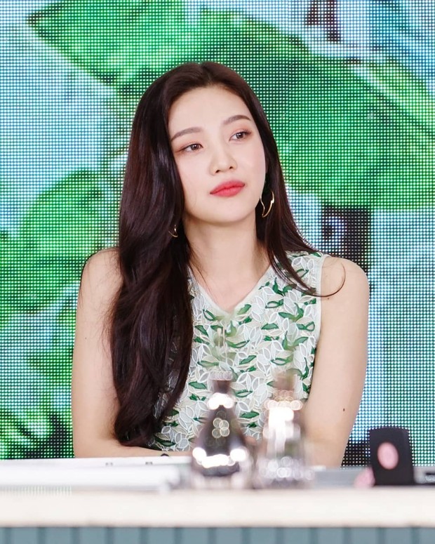 Joy Red Velvet dengan outfit hijau