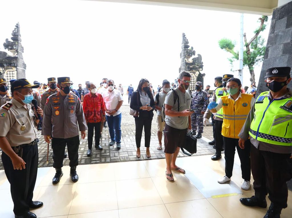 Cek Pelabuhan Benoa, Kapolri Minta Prokes-Karantina PPLN Diperketat! Cek Pelabuhan Benoa, Kapolri Minta Prokes-Karantina PPLN Diperketat!
