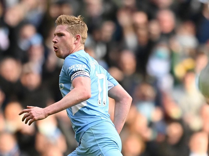 MANCHESTER, ENGLAND - JANUARY 15: Kevin De Bruyne of Manchester City celebrates after scoring their teams first goal during the Premier League match between Manchester City and Chelsea at Etihad Stadium on January 15, 2022 in Manchester, England. (Photo by Michael Regan/Getty Images)