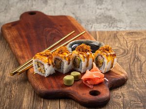 Inspiratif! Pria 20 Tahun Ini Sukses Jual Sushi Kaki 5 hingga Punya 8 Cabang