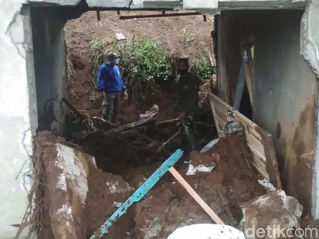 Longsor Timpa Rumah di Pangalengan, Satu Warga Tewas Longsor Timpa Rumah di Pangalengan, Satu Warga Tewas