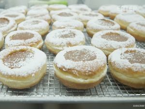 Laris Manis! Donat Flan dan Donat Ube Ini Diantre 10 Ribu Orang Laris Manis! Donat Flan dan Donat Ube Ini Diantre 10 Ribu Orang