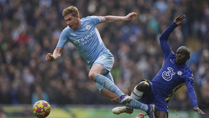 Manchester Citys Kevin De Bruyne, left, gets past Chelseas NGolo Kante on his way to scoring the opening goal during an English Premier League soccer match between Manchester City and Chelsea at the Etihad stadium in Manchester, England, Saturday, Jan. 15, 2022. (AP Photo/Dave Thompson)