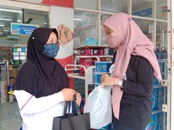 Jangan Kaget Ada Mahasiswa Rampas Tas Kresek, Ternyata Ini Alasannya