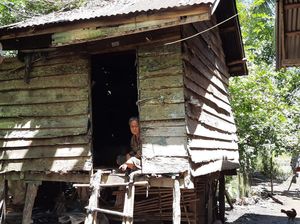 Senyum Merekah Mak Unah Usai Dijanjikan Rumah Baru dari Jokowi