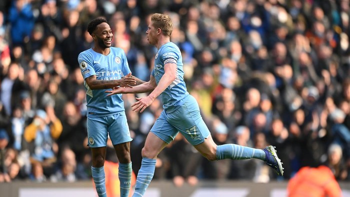 MANCHESTER, ENGLAND - JANUARY 15: Kevin De Bruyne celebrates with teammate Raheem Sterling of Manchester City after scoring their teams first goal during the Premier League match between Manchester City and Chelsea at Etihad Stadium on January 15, 2022 in Manchester, England. (Photo by Michael Regan/Getty Images)