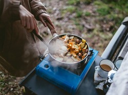 Viral Masak Mie Instan Campur Es Krim Dalam Mobil Pakai Kompor Portable, Memangnya Aman?