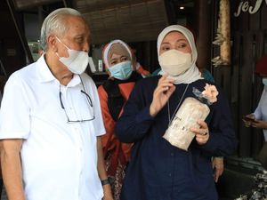 Menaker Ajak Anak Muda Jadi Petani Jamur Menaker Ajak Anak Muda Jadi Petani Jamur