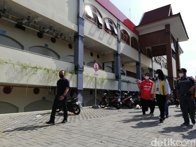 Momen Kementerian PUPR-Gibran Cek Kesiapan Pasar Legi