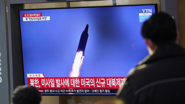 Peluncuran rudal Korut diberitakan oleh media Korsel People watch a TV screen showing a news program reporting about North Koreas missile launch with a file image, at a train station in Seoul, South Korea, Friday, Jan. 14, 2022. North Korea on Friday fired two short-range ballistic missiles in its third weapons launch this month, officials in South Korea said, in an apparent reprisal for fresh sanctions imposed by the Biden administration for its continuing test launches. (AP Photo/Lee Jin-man)