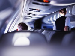 Barbar, Penumpang Dorong dan Lempar Pramugari hingga Memar