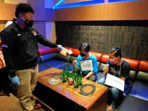 Ruang Karaoke Tempat Aksi Striptis di Banyuwangi Disegel Ruang Karaoke Tempat Aksi Striptis di Banyuwangi Disegel