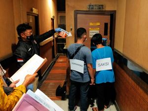 Kasus Striptis di Kafe Banyuwangi Direkonstruksi, 12 Adegan Diperagakan Kasus Striptis di Kafe Banyuwangi Direkonstruksi, 12 Adegan Diperagakan