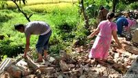 Ramai-ramai Warga Pesisir Pandeglang Bersihkan Puing Rumah Imbas Gempa