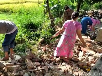 Ramai-ramai Warga Pesisir Pandeglang Bersihkan Puing Rumah Imbas Gempa
