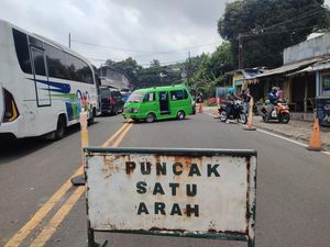 One Way Puncak-Jakarta Dimulai, Mobil Diputar Balik di Simpang Gadog One Way Puncak-Jakarta Dimulai, Mobil Diputar Balik di Simpang Gadog