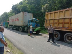 Sopir Kurang Hati-hati, Tabrakan Beruntun Libatkan 4 Truk Terjadi di Ngawi