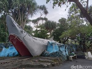 Pelesir ke Tanah Lot Jawa Barat Lewat Mulut Hiu Raksasa