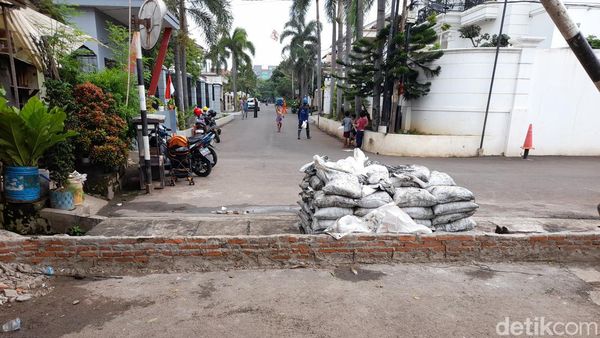 Anehnya Tanggul Tengah Jalan di Pondok Bambu Jaktim