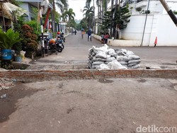 Balada Tanggul Tengah Jalan di Pondok Bambu Bikin Resah Warga
