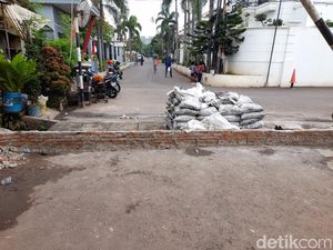 Akhir Cerita Tanggul Tengah Jalan Pondok Bambu Disebut Halangi Banjir Akhir Cerita Tanggul Tengah Jalan Pondok Bambu Disebut Halangi Banjir